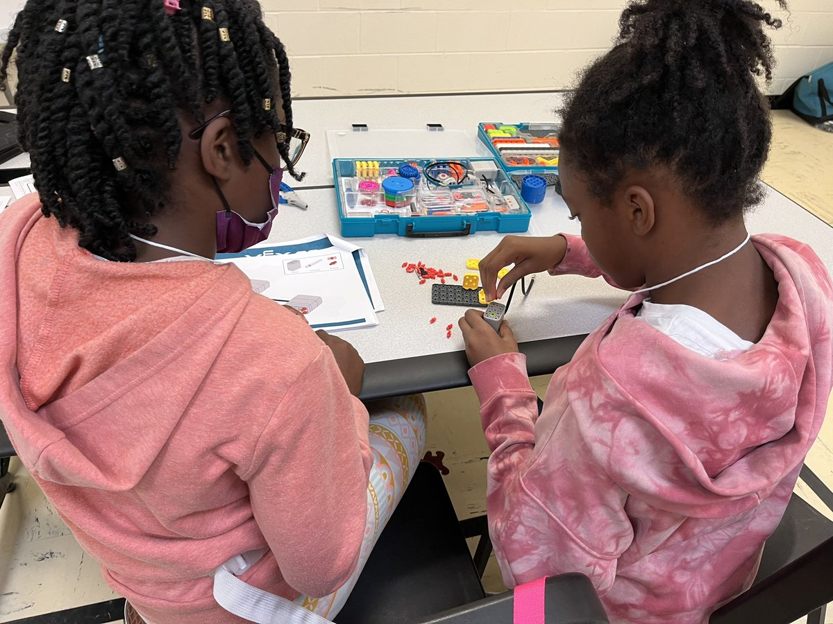 Mr_D_RSE's tweet photo. Back at it again for the Stem Discovery Camp for Henry County. Robotics is awesome #stemdiscoverycamp #stemhenry https://t.co/wlmmKS3xZJ