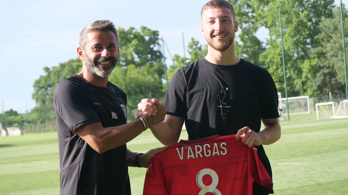 nimesolympique's tweet photo. Le Nîmes Olympique est fier et heureux de vous annoncer l'arrivée de Thibaut Vargas pour 1 saison (+2 saisons conditionnées).

👶 Né le 22 mai 2000 à Aix-en-Provence

↕️ 1m75
🪶 73kg
♟️ Arrière droit
👕 Numéro 8

Bienvenue Thibaut !

#Crocodeal https://t.co/eRml6wJ51q