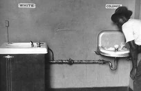 quatremer's tweet photo. Le juge (noir) à la Cour Suprême US, Clarence Thomas,veut revenir sur le droit à la contraception et sur le mariage gay. Il devrait faire attention sur ce grand retour en arrière: un sénateur du Texas, @JohnCornyn, propose de revenir sur l’arrêt proscrivant la ségrégation raciale https://t.co/VW5xHcNeXf