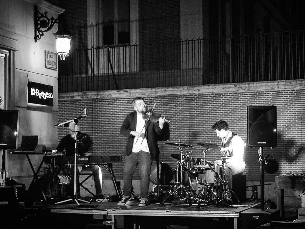 RockRialto's tweet photo. Una fotito del concierto que dimos en Guadalajara hace una semana. El sábado que viene estaremos en @_Getafe llevando un poquito de nuestro rock y contando las historias detrás de los temas a todos l@s #rialters
🎻🎹🥁
#concierto #getafe #guadalajara #livemusic #rockrialto https://t.co/TM9oWlFj1o