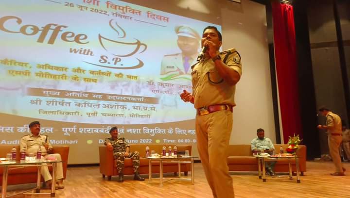 ShamsherAlam70's tweet photo. #CoffeeWithSP कल संध्या न्यू ऑडिटोरीयम #बापू_सभागार #मोतिहारी में आयोजित हुआ। २०००+ युवा छात्र-छात्राओं से परिचर्चा, उनके कैरियर सम्बन्धी सवालों के जवाब, उनकी पुलिस और प्रशासन से अपेक्षाएँ, पुलिस प्रशासन की युवा लोगों से अपेक्षाएँ तथा अपने संघर्षों और अनुभवों को साझा किया। https://t.co/p5yNspJxhq