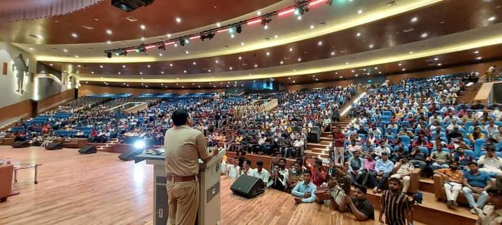 ShamsherAlam70's tweet photo. #CoffeeWithSP कल संध्या न्यू ऑडिटोरीयम #बापू_सभागार #मोतिहारी में आयोजित हुआ। २०००+ युवा छात्र-छात्राओं से परिचर्चा, उनके कैरियर सम्बन्धी सवालों के जवाब, उनकी पुलिस और प्रशासन से अपेक्षाएँ, पुलिस प्रशासन की युवा लोगों से अपेक्षाएँ तथा अपने संघर्षों और अनुभवों को साझा किया। https://t.co/p5yNspJxhq