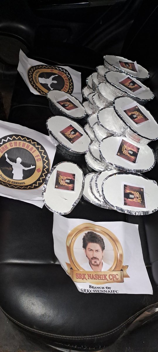 SRKNashikCFC's tweet photo. Our Nashik FC
celebrated #30YearsOfShahRukhKhanEra by distributing food packets to needy people https://t.co/JUNARiqLze
