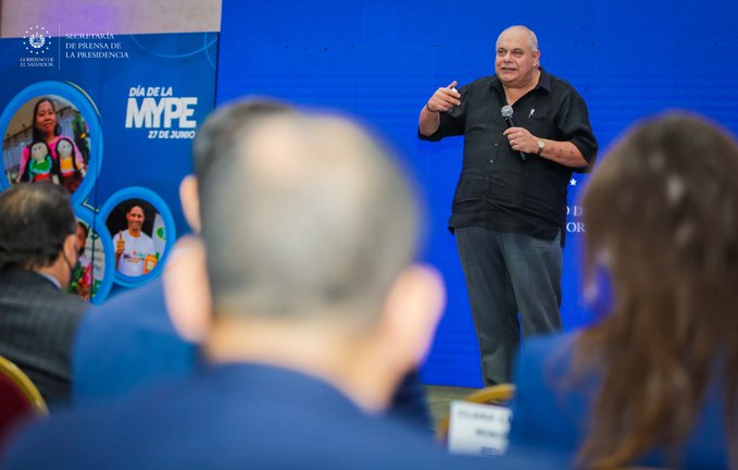 NoticiasRSV's tweet image. #NRSV | 🗣️🫰🏻 El tipazo de Steiner explicó que con #PROGAMYPE cualquier banco o cooperativa, podrá brindarles acceso a préstamos a las mype, en base a este fondo de garantías.