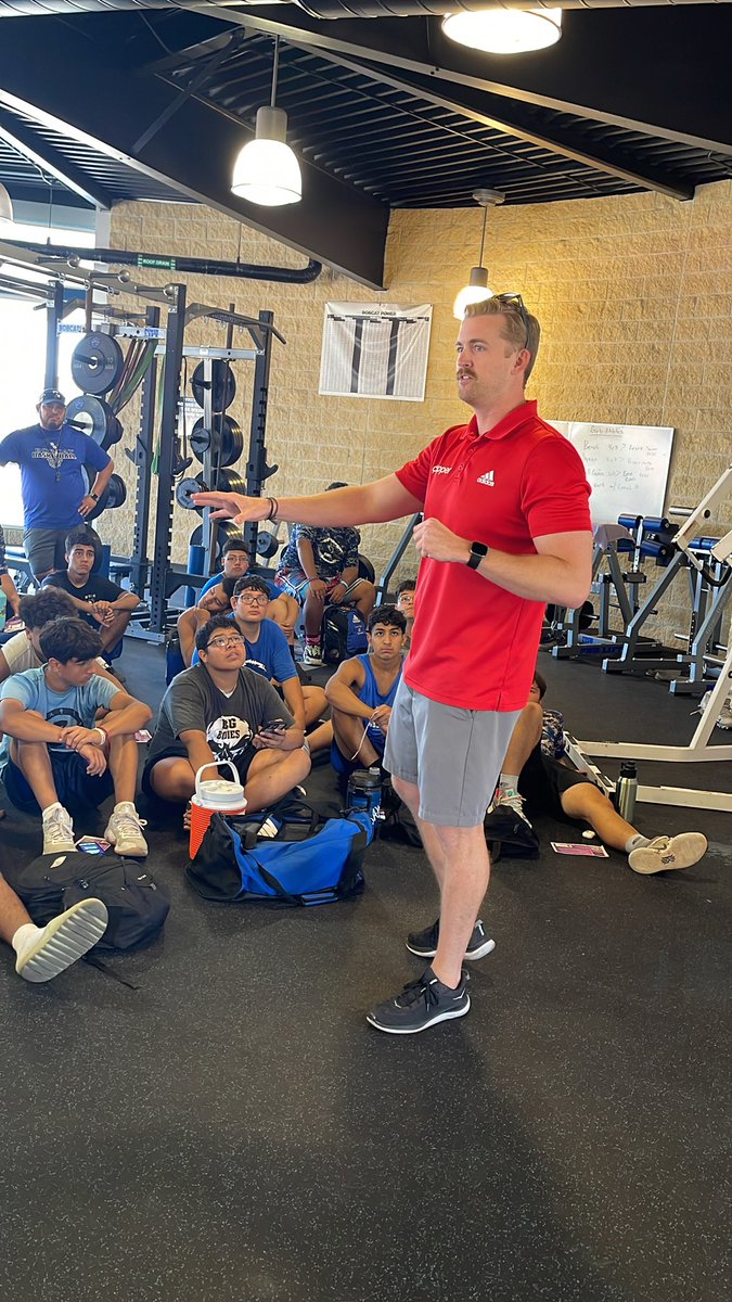 SouthSanFB's tweet photo. We appreciate @MrGreeningClass  for stopping by the Bobcat Den and speaking to our young men. #BeFinanciallyResponsible https://t.co/NEyg6H97VZ