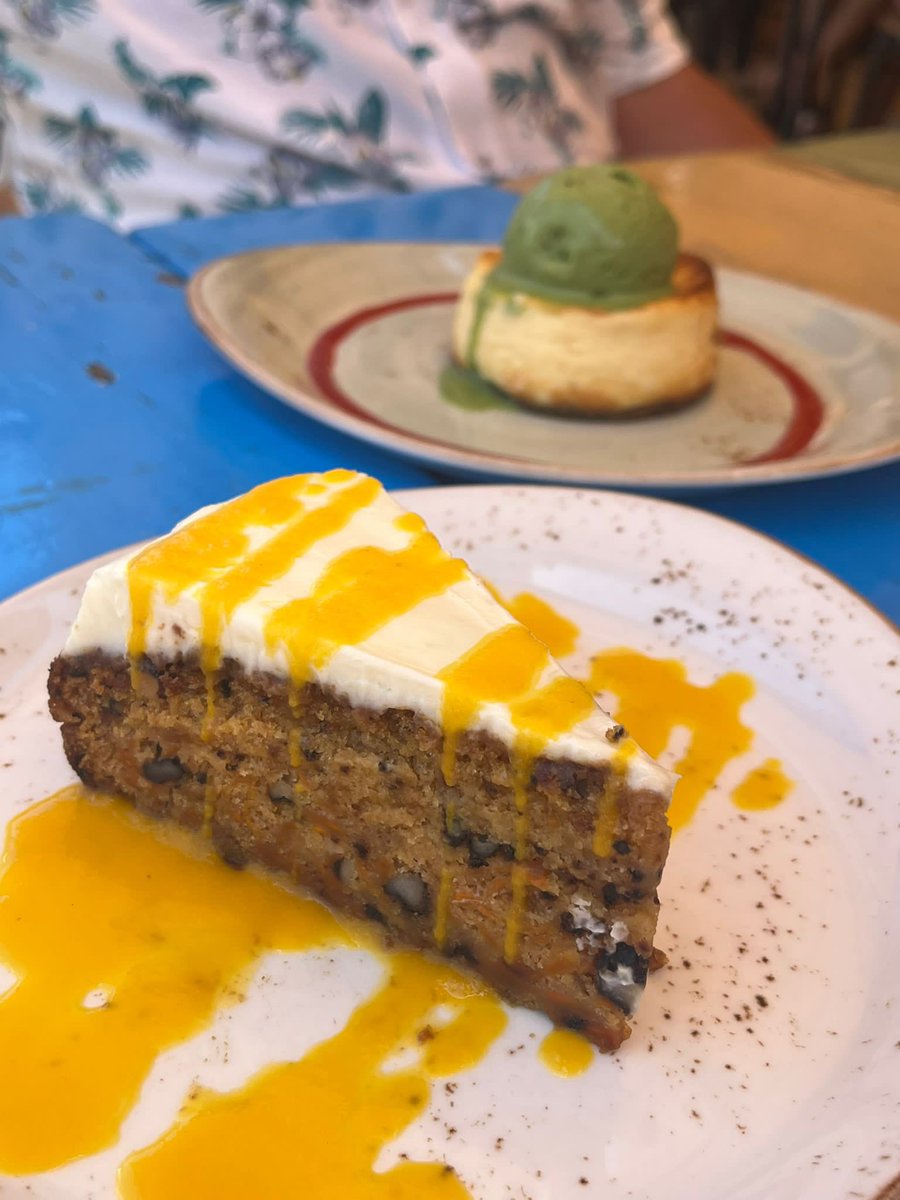 Volver a Toc al Mar (Aiguablava) para disfrutar de un gran producto. Estaba tan rico que se nos pasó hacer foto al San Pedro que nos comimos 😅
1. Sardinas ahumadas
2. Mongetes del ganxet con navajas
3. Berberechos
4. Carrot cake y cheesecake
#restaurante #emporda  #foodies