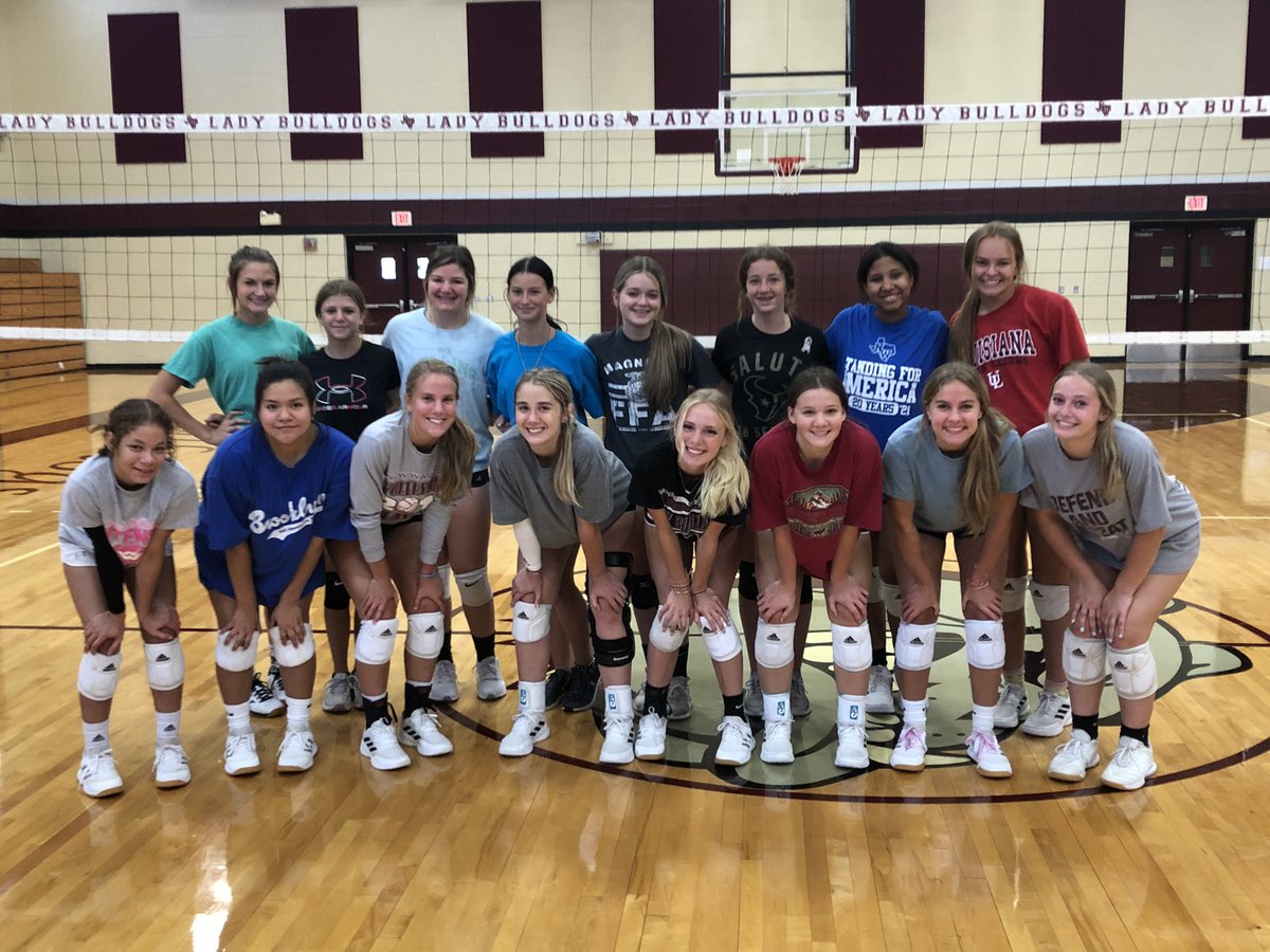 Clippercash's tweet photo. @NewWaverlyVB getting in some work during open gym https://t.co/UZCVqpC1nl