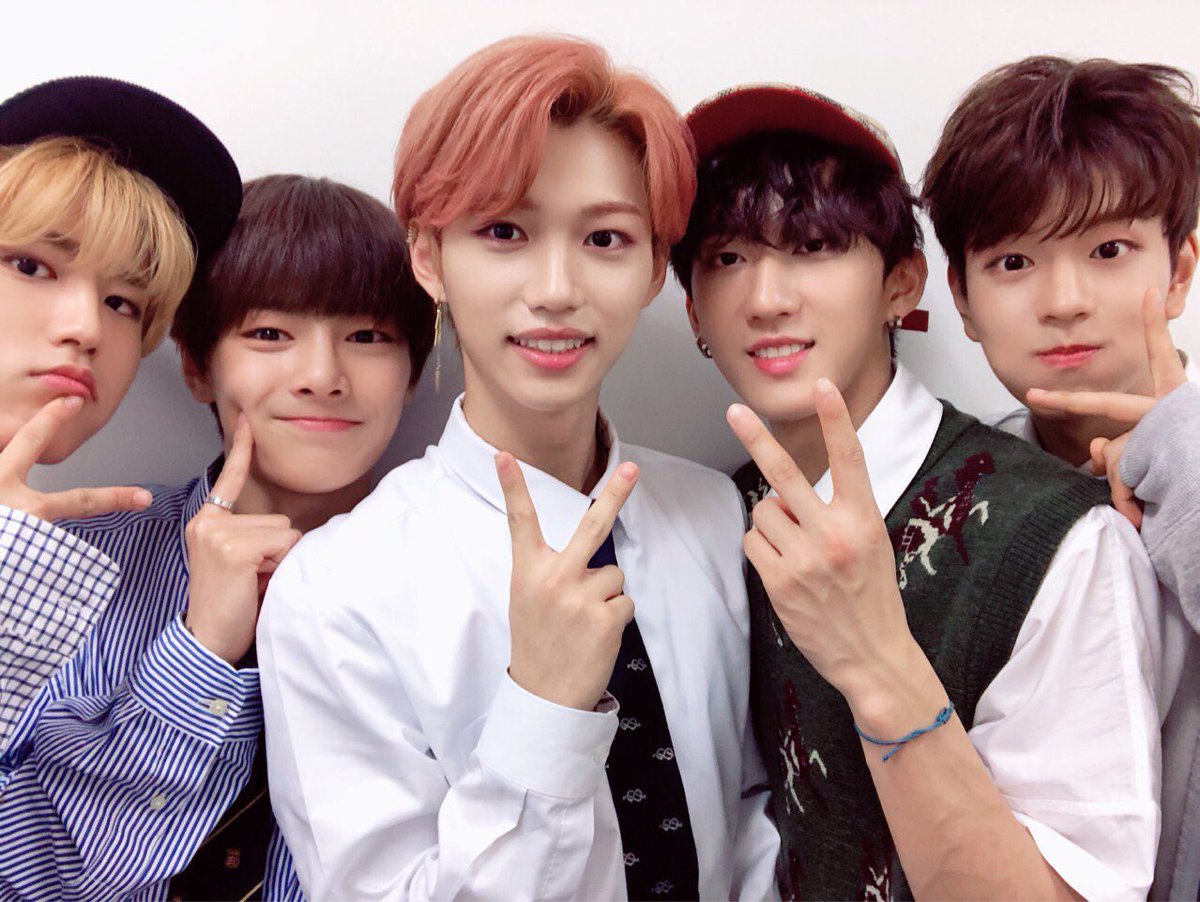oldleefelix's tweet photo. do the v sign 💛

#FELIX #필릭스 https://t.co/TVw0Hg4tqU