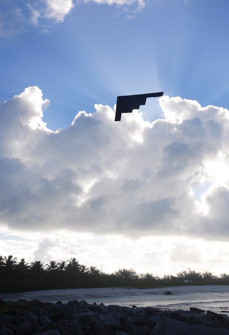 Rainmaker1973's tweet photo. How a flying Northrop Grumman B-2 Spirit creates the illusion the sky is missing some pixels [source, read more: https://t.co/fzUyDQJyhr] https://t.co/FhTK1kj3dA