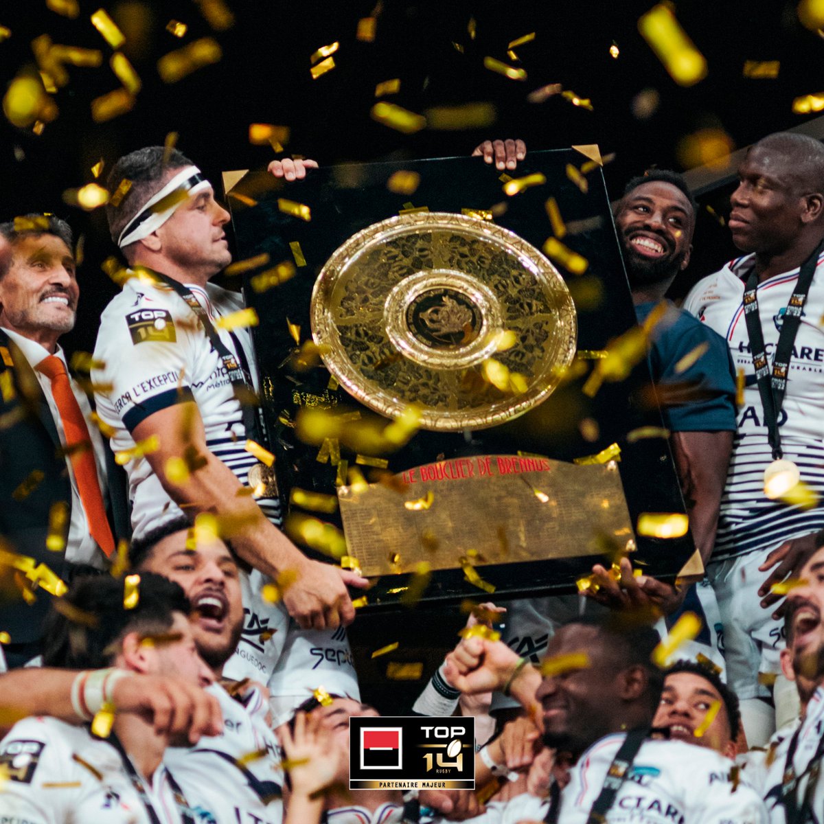 Paramourdurugby's tweet photo. Le match d'une saison... puis le temps des émotions ! 🏉❤️‍🔥
Bravo au @MHR_officiel qui remporte le championnat 🏆
Haie d'honneur au @CastresRugby, superbe finaliste  👏
Et merci à toutes les équipes pour cette magnifique saison de #TOP14 🤩

📸Valentin Antonini pour TOP 14 Rugby https://t.co/77a0Ycmja9