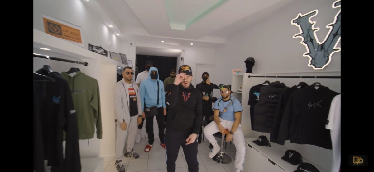 OfficielVrunk's tweet photo. Jul qui clip a la boutique Vrunk 🔥 #vrunk #vstore #jul #marseille https://t.co/zYqIGoNZEU