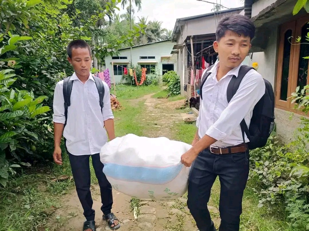 DebnathDon's tweet photo. #FloodRelief Day 9🙏
#teamindependent 🚩 https://t.co/SJeTvCUetC
