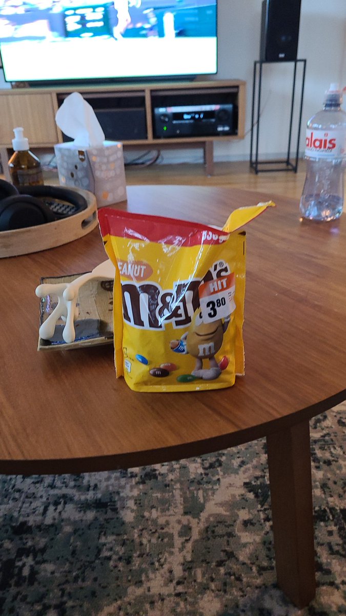 Rant:
Wollte gerade meinen Dessert genüsslich verspeissen und dann bemerkt, dass die heute gekauften M&amp;M's nicht essbar sind.
🤬🤬🤬 <a href="/migros/">Migros</a>

Was mach ich jetzt <a href="/FrankiTheTank1/">FrankTheTank</a> ?
