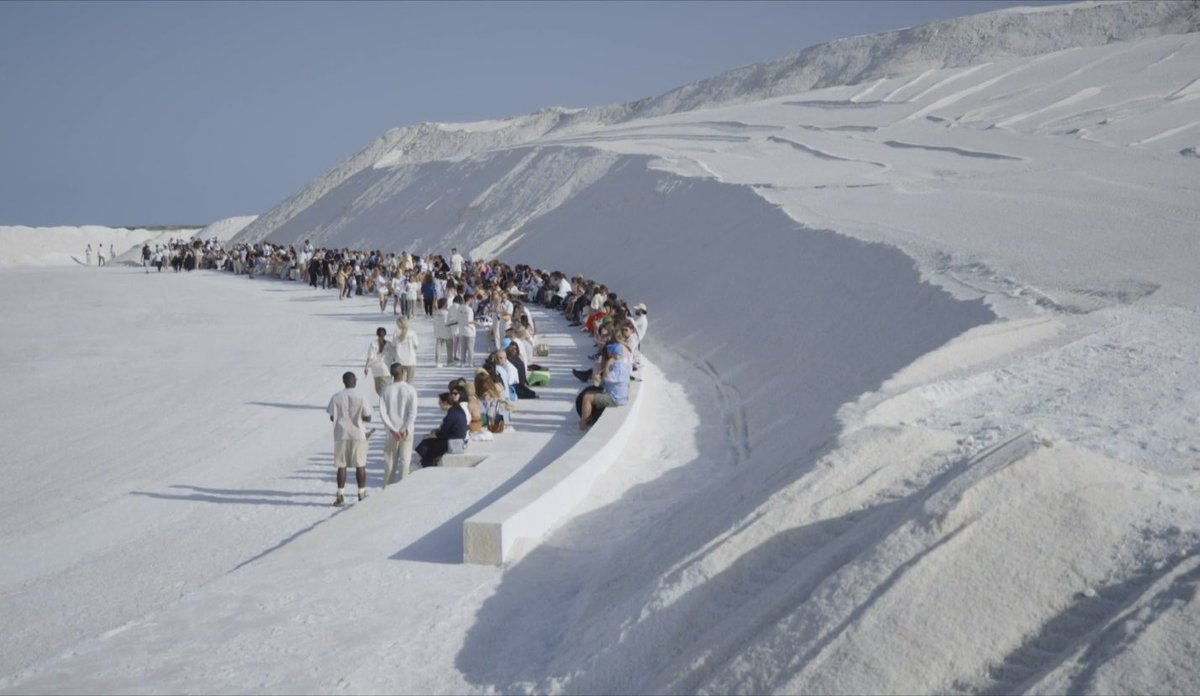 Jacquemus’ natural runway settings 🤌
