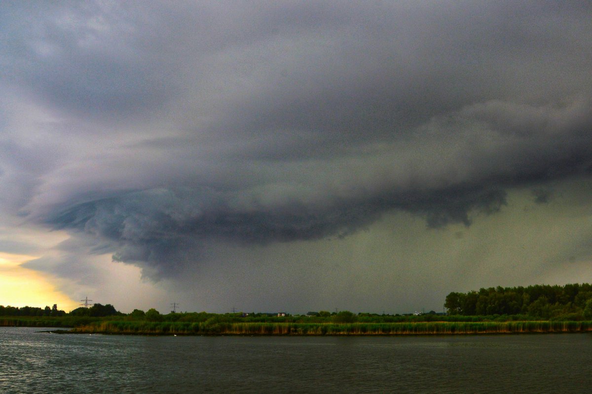 johan_klos's tweet photo. Goedenavond dit was de #onweersbui die overkwam op de #oudemaas bij het #spui soort #selfcloud @BuienRadarNL @Talpaweer @Weerplaza @EdAldus #weerfoto #nikonnl https://t.co/rJu7kXen0C