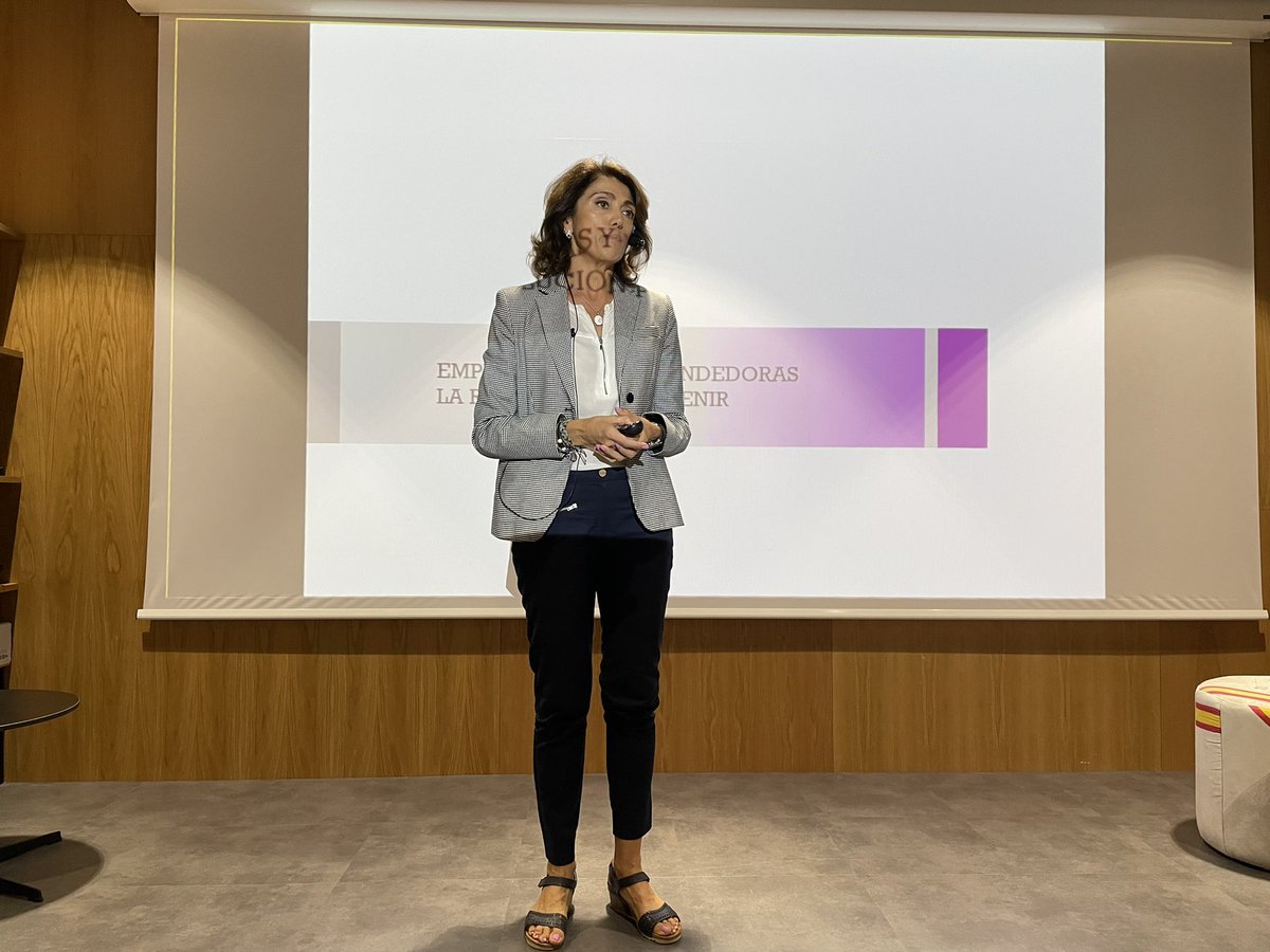 WiMLDS_Madrid's tweet photo. Encantadas en @Correoslabs con tanto #talento #femenino contándonos diferentes #experiencias sobre #datos #emprendimiento y los 306 años de historia de @Correos @mgarcira @raulbartolomer @noacruz @mariaabadb @EduvigisOrtiz @dankominsky @Women4Cyber_SP @urbanoprada @valdurES https://t.co/v3YI2KapMv