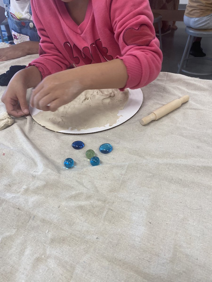 MrsWheelerFCPS's tweet photo. Today students worked with the artists of Enhance Arts to show a dream they’ve had in clay. Bonus! They counted out and added “treasures” to their art. One student even used her subitizing strategies to ensure she had 5! #fcpsFAST #oneWaverley https://t.co/JuJLPh1uvC