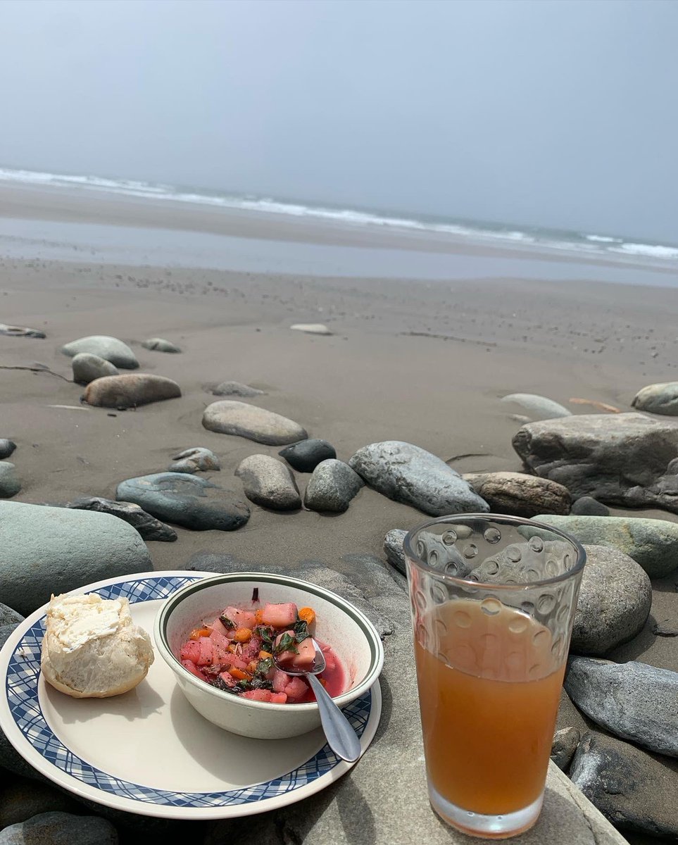 Roamancing's tweet photo. #LifeIsGood! The roar of the #surf at #MavilletteBeach - #DineOnTheSeafloor #lunch of #fricot with fresh, local beets, beet greens & carrots added to, & #PearCider. All from Comeau’s Farm Market in @baiesaintemarie. Satisfied with a #FullHeart! #VisitNovaScotia #PlayNowWorkLater https://t.co/0zW5McDjHI