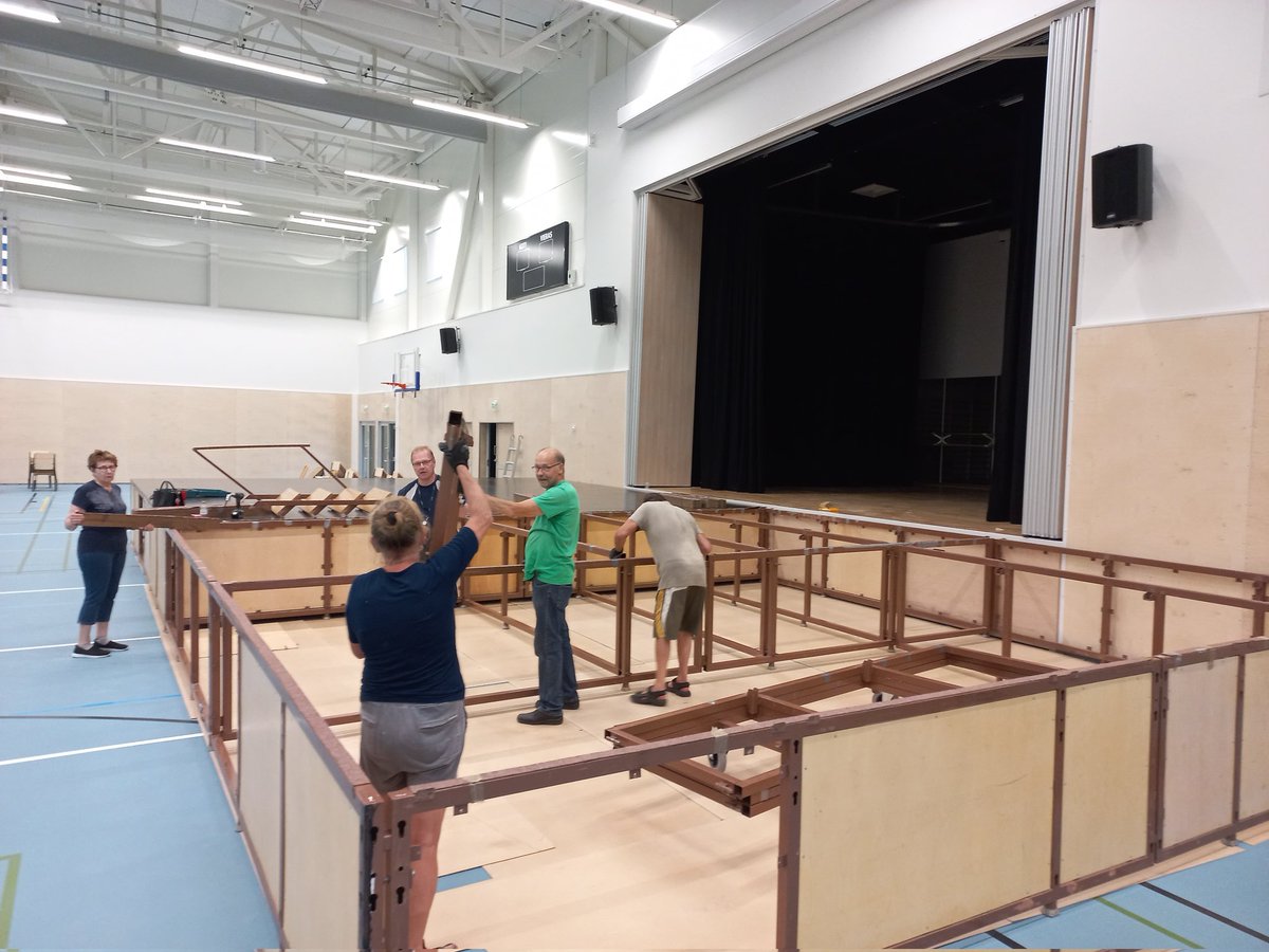 <a href="/SataHameSoi/">Sata-Häme Soi</a> Ikaalisten uudella liikuntahallilla torstaina, perjantaina ja lauantaina. Lava rakentuu jo. Hallissa on mukavan viileä talkoilla.
Mars lippuostoksille: satahamesoi.fi.
#Ikaalinen #valkeanruusunareena #harmonikka #harmonikkaliitto #satahämesoi #talkootyö