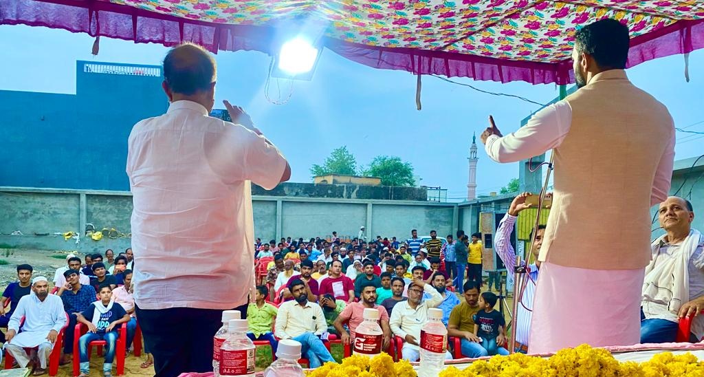 jameelwecan's tweet photo. उसूलों पर जहाँ आँच आए टकराना ज़रूरी है |
जो ज़िंदा हो तो फिर ज़िंदा नज़र आना ज़रूरी है ||
फतेहपुर में जनसभा को संबोधित किया एवं #AIMIM सदस्यता अभियान के कारवाँ को आगे बढ़ाया | @asadowaisi @aimim_national @kashif_zuberi https://t.co/N5rHNy3evu
