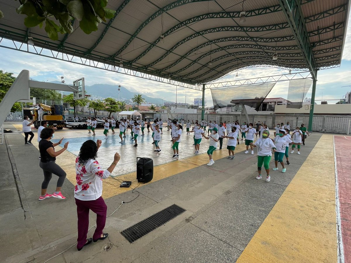 IMSSGro's tweet photo. Lograr una vida saludable con ejercicio fue el objetivo de la mega clase de activación física que se realizó esta mañana en canchas del #CSS #Acapulco en la que participaron usuarios del #CECEM. 
La actividad forma parte de la Semana Nacional de #PrestacionesSociales. 🤸🏻‍♀️💃🏻🏃🏻 https://t.co/PrUbWJCGzV