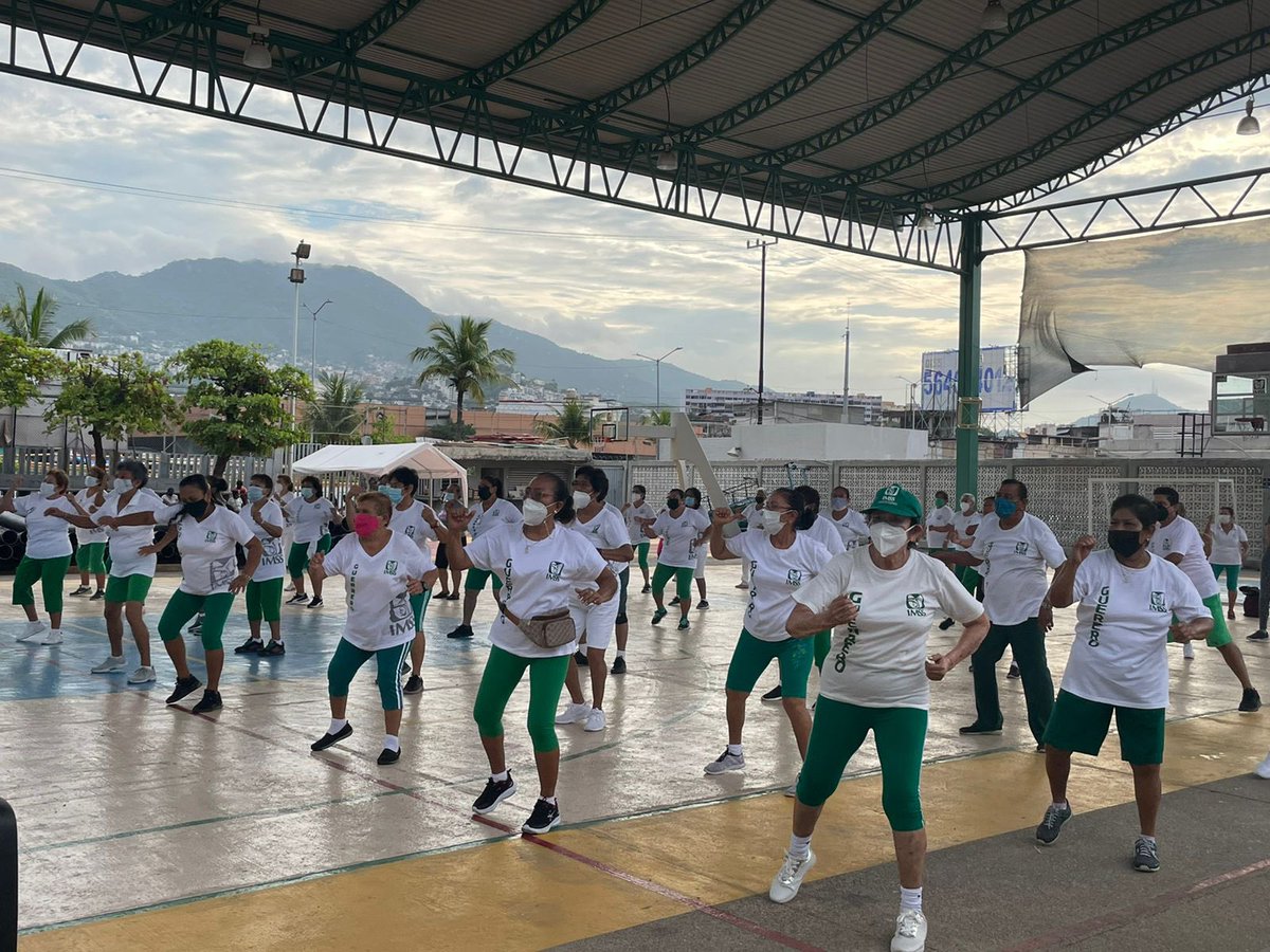 IMSSGro's tweet photo. Lograr una vida saludable con ejercicio fue el objetivo de la mega clase de activación física que se realizó esta mañana en canchas del #CSS #Acapulco en la que participaron usuarios del #CECEM. 
La actividad forma parte de la Semana Nacional de #PrestacionesSociales. 🤸🏻‍♀️💃🏻🏃🏻 https://t.co/PrUbWJCGzV