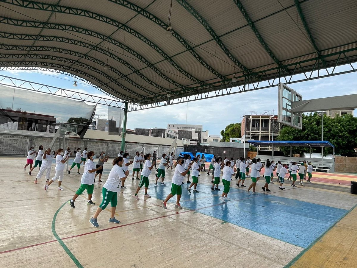 IMSSGro's tweet photo. Lograr una vida saludable con ejercicio fue el objetivo de la mega clase de activación física que se realizó esta mañana en canchas del #CSS #Acapulco en la que participaron usuarios del #CECEM. 
La actividad forma parte de la Semana Nacional de #PrestacionesSociales. 🤸🏻‍♀️💃🏻🏃🏻 https://t.co/PrUbWJCGzV
