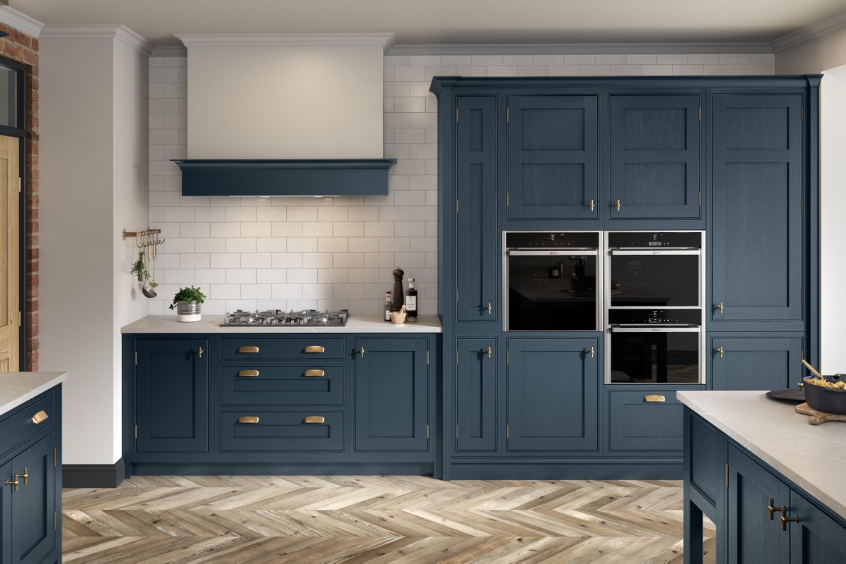 The deep and dramatic hues of this kitchen, combine perfectly with the herringbone flooring to create a rich and warm aesthetic. 📷 @SNCollection #frederickgeorgekitchen #bespokekitchen #bluekitchen #inframekitchen #navykitchen #kitchendesign