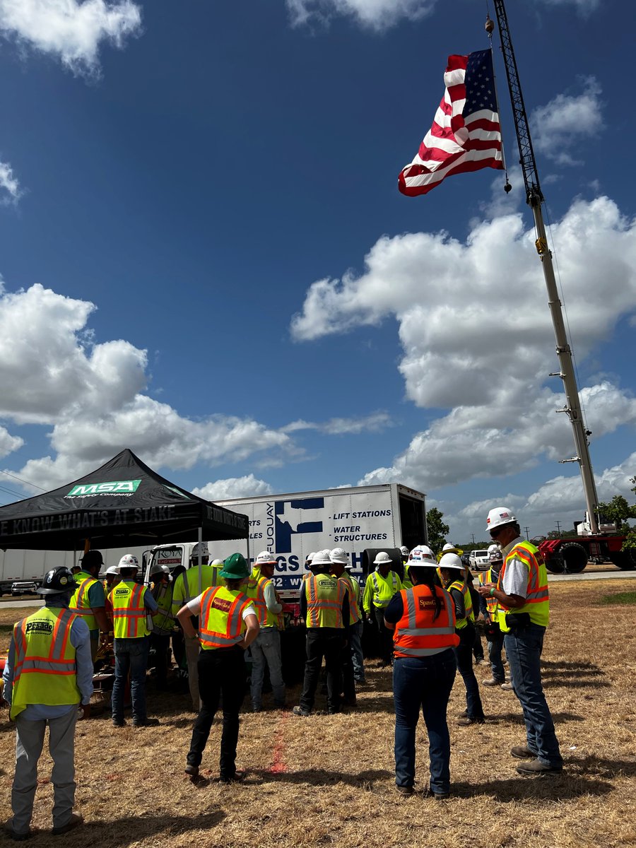 SpawGlass1953's tweet photo. #SGSanAntonio participated in trench safety training sponsored by @TXNUCA, HOLT CAT &amp; sub/supplier partners. We appreciate trench collapse survivor, Eric Giguere, sharing his story on the importance of securing trench walls to keep workers safe. #ZeroToday #TrenchSafetyMonth https://t.co/GaqRsnLjal