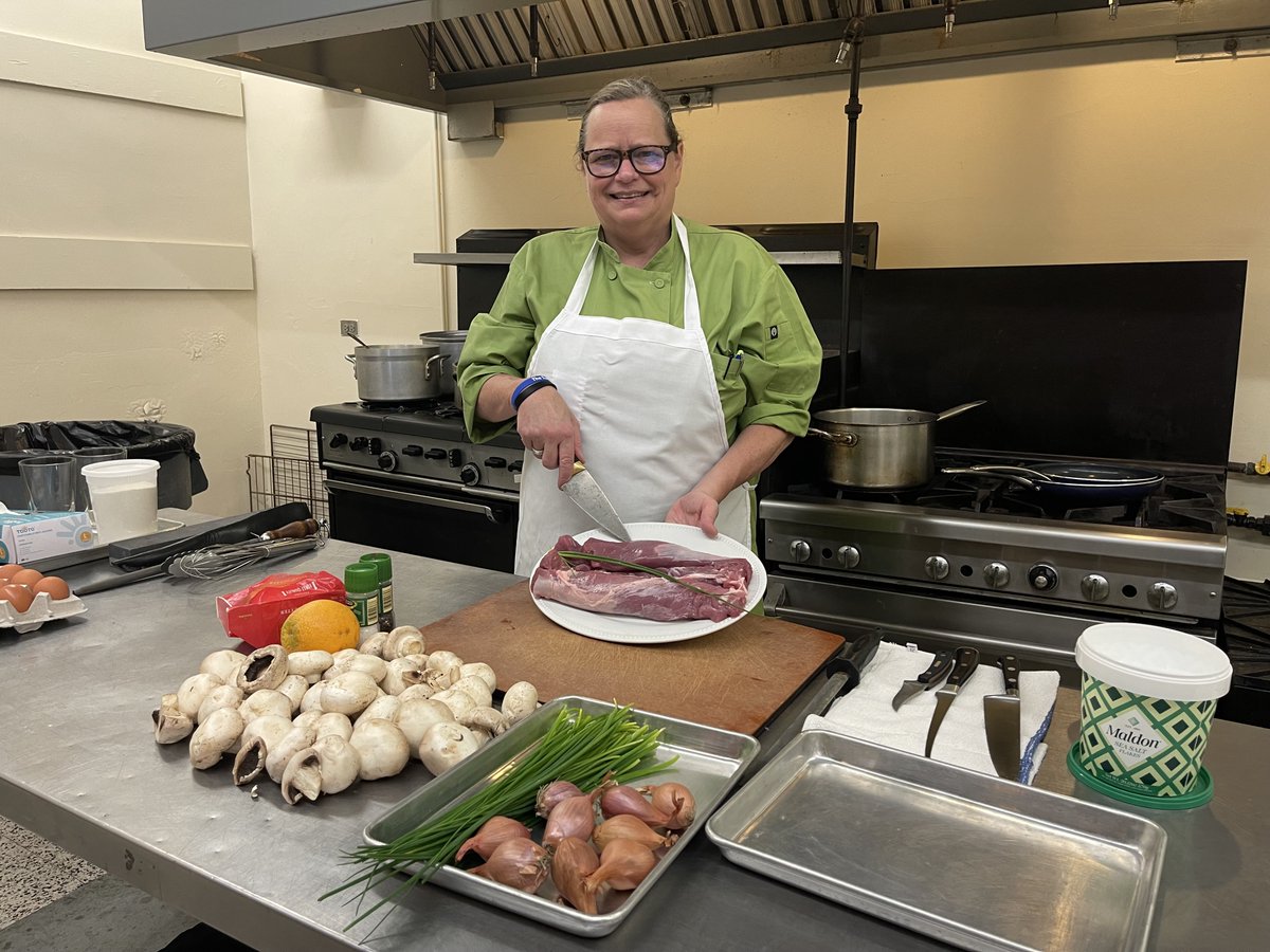 Dankhaus's tweet photo. Thank you to everyone who joined us last week for our June Kulturküche class! Chef Carol Himmel of Himmel's Restaurant taught us how to make her delicious Rahm Schnitzel - a favorite! Thanks, Chef Carol! 

#german #germancooking #germanfood #chicagorestaurants #cookingclass https://t.co/NwR0c5dwKP