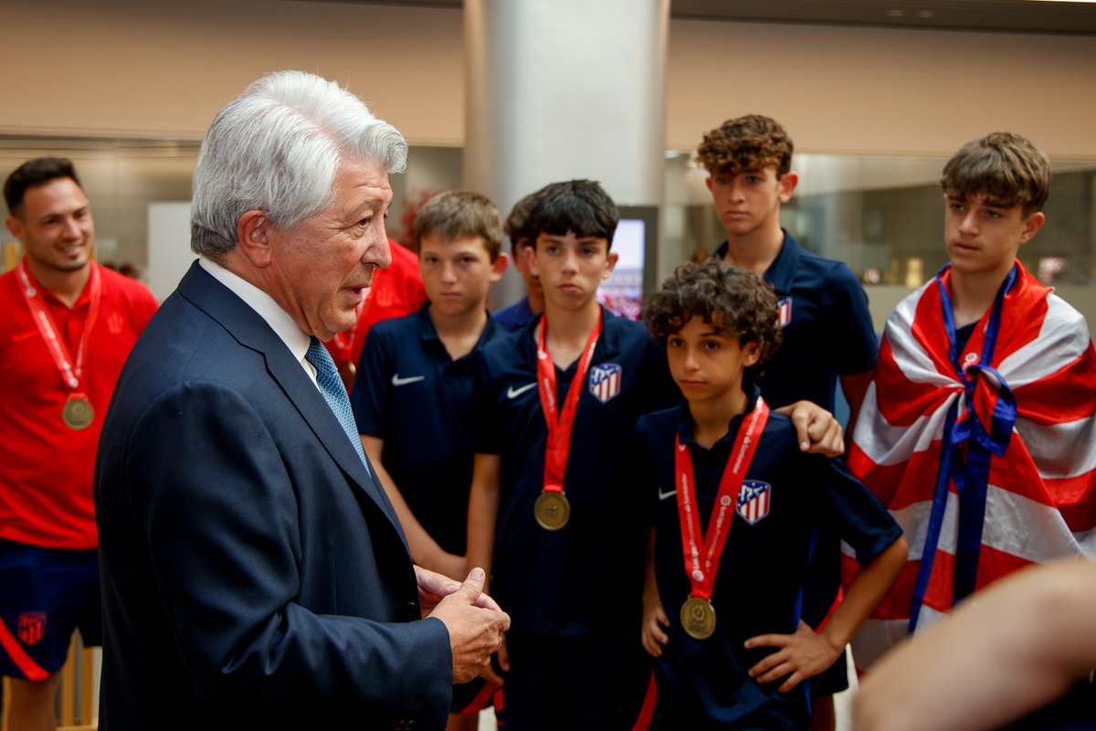 AtletiAcademia's tweet photo. Nuestro Infantil B fue recibido en el Wanda @Metropolitano por Enrique Cerezo y Miguel Ángel Gil tras la conquista de #LaLigaPromises en Orlando 👏

¡Orgullosos de vosotros! 💪 https://t.co/InbUwYwmWN