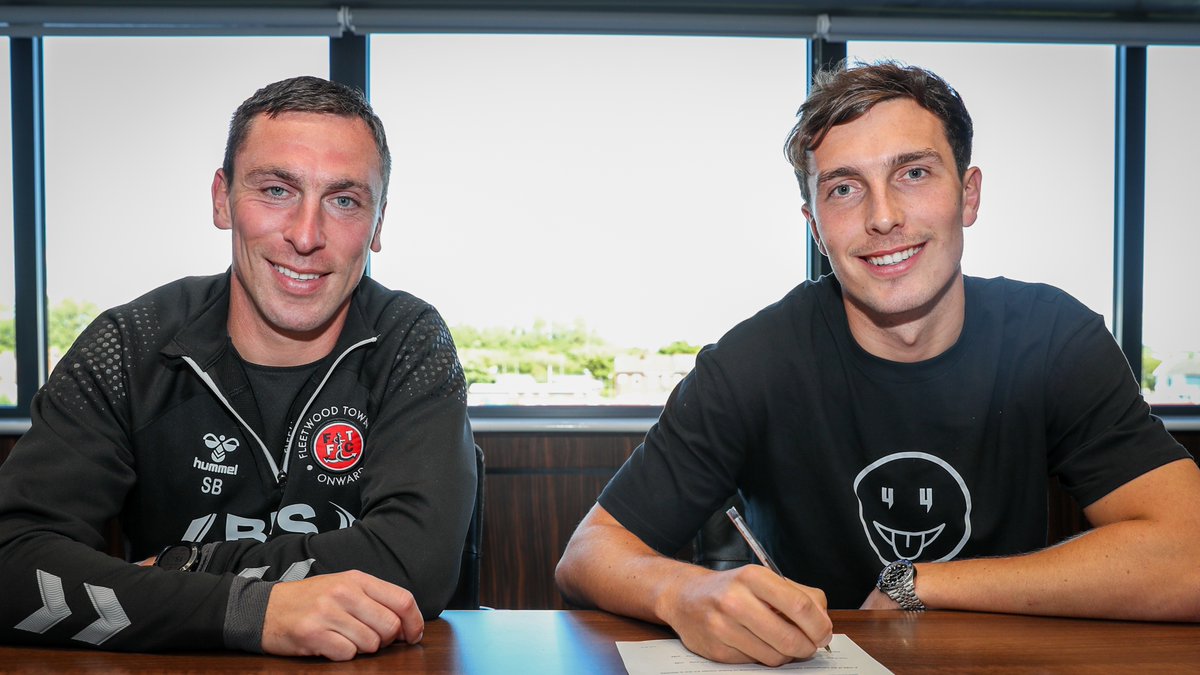 Our latest signing has met <a href="/ScottBrown8/">Scott Brown</a> 📸😀

#OnwardTogether