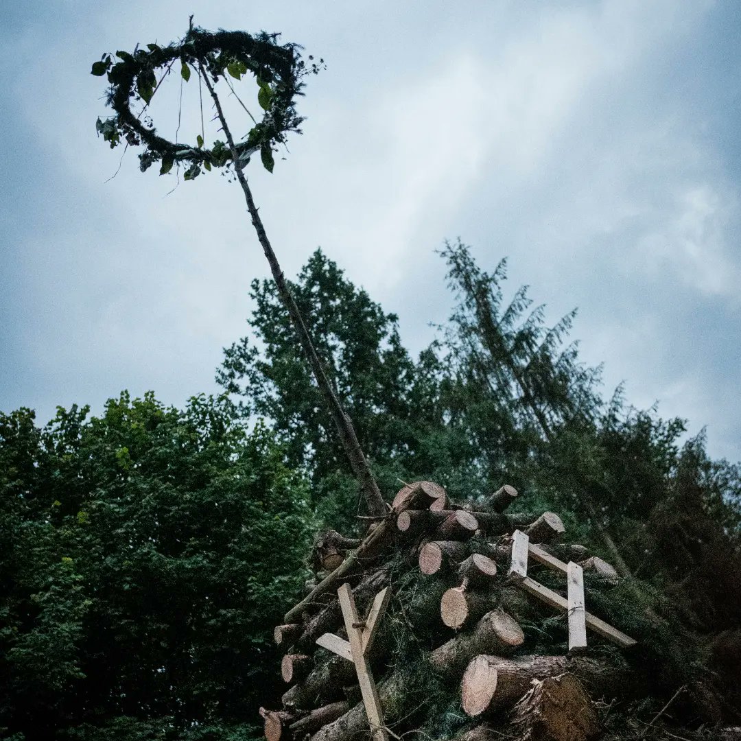 BourguignonsBel's tweet photo. On a fêté le solstice d'été ce week-end ! Joyeux solstice à tous et à toutes !
#Tradition #Paganisme #Solstice #Litha #Europe #GrandFeu #Belgique #Wallonie #Tribes #OldWay #Ancêtres #héros #Bouguignons #Famillle #Européens #WhiteBoySummer https://t.co/wTToasAU7q