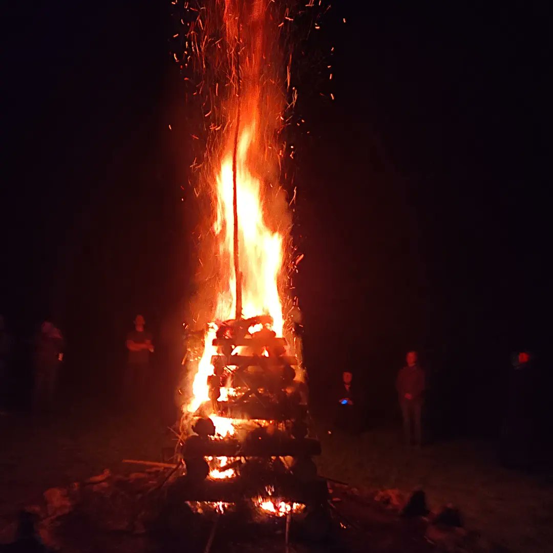 BourguignonsBel's tweet photo. On a fêté le solstice d'été ce week-end ! Joyeux solstice à tous et à toutes !
#Tradition #Paganisme #Solstice #Litha #Europe #GrandFeu #Belgique #Wallonie #Tribes #OldWay #Ancêtres #héros #Bouguignons #Famillle #Européens #WhiteBoySummer https://t.co/wTToasAU7q
