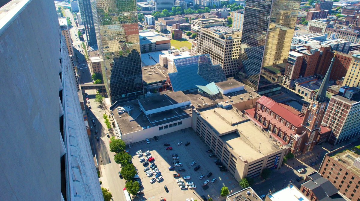CashRuiz_'s tweet photo. I flew a drone over the 3rd tallest building in Louisville and the views were 🤌🏼 https://t.co/0Zi0I8KPCd