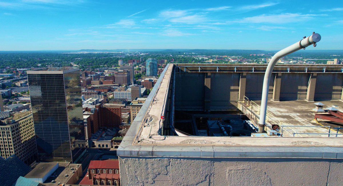 CashRuiz_'s tweet photo. I flew a drone over the 3rd tallest building in Louisville and the views were 🤌🏼 https://t.co/0Zi0I8KPCd