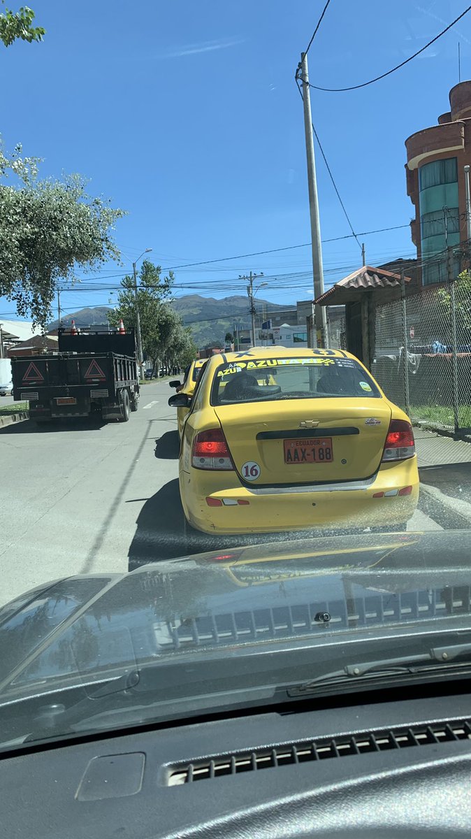 Llevo al menos hora y media haciendo cola para una gasolinera, lo que me da más vergüenza, la irresponsabilidad de los taxistas delante de mi en la última borrachera. <a href="/emov_ep/">EMOV EP Cuenca</a>