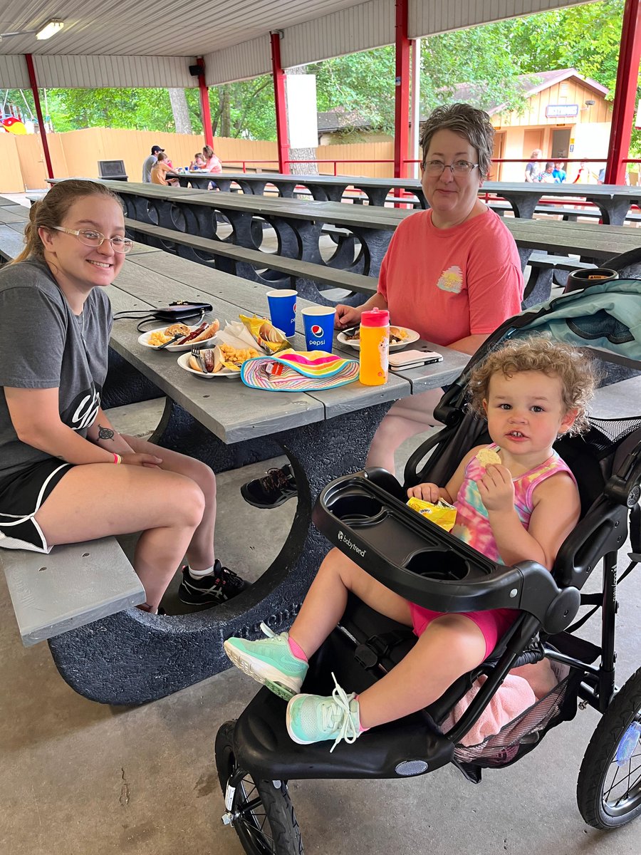Atlas_Van_Lines's tweet photo. The annual Atlas Company Picnic at Holiday World and Splash and Safari was a success! Thank you to the Atlas 1212 Club for hosting a great corporate event! #AtlasFamily #LifeAtAtlas https://t.co/f9PPBObgGJ