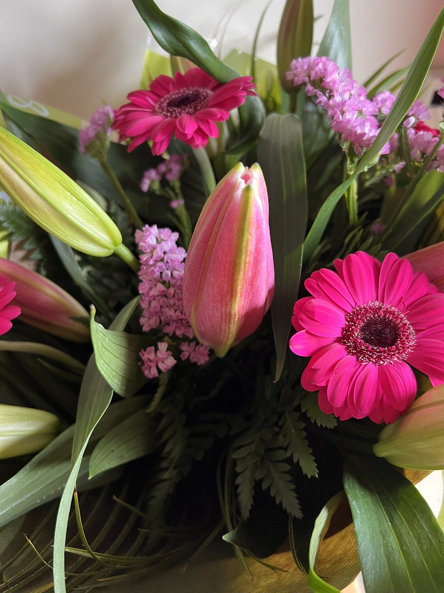 niamhmcmurray90's tweet image. Beautiful flowers from @QUBelfast! Looking forward to continuing the partnership next year. #collaborativelearning #improvingmaths