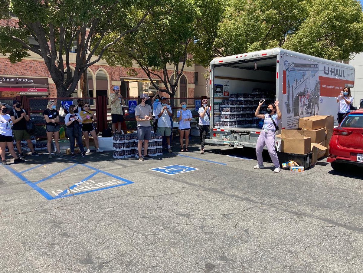 GayForGood's tweet photo. Our first time volunteering with @WaterDropLA was a rewarding and eye opening experience for G4G volunteers in Los Angeles who paired with more regular volunteers to distribute water on skid row.
#volunteerwithpride #volunteeringwithpride🌈 #gayforgood #waterdropla https://t.co/IVQ9jaFe3Z