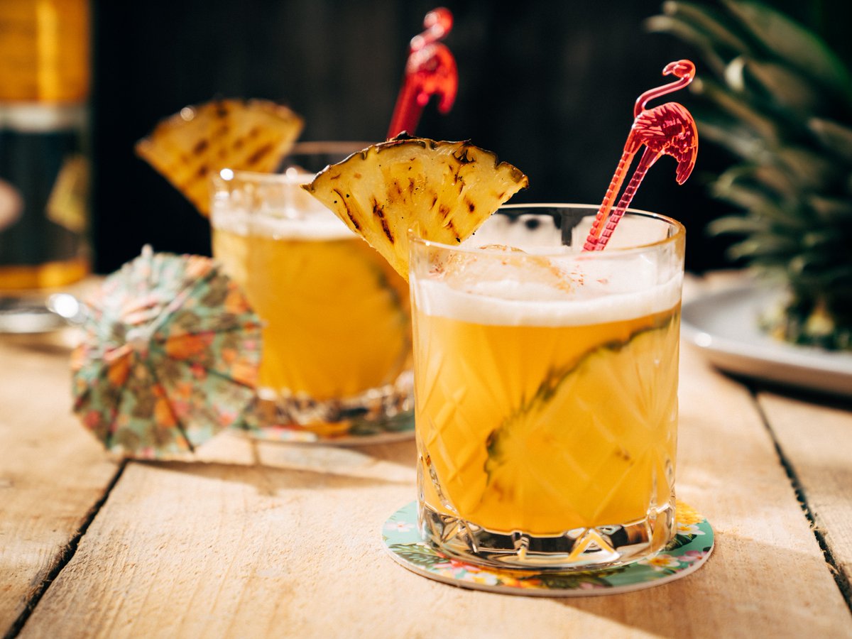OoniHQ's tweet photo. Did you know you can make cocktails in your Ooni oven?! The base for this fiery mezcal cocktail is a flame-cooked pineapple and pink peppercorn syrup that's made right in an Ooni. Find the recipe here: https://t.co/cYjOnDuggc

#nationalpineappleday https://t.co/n7jXcrB9fw