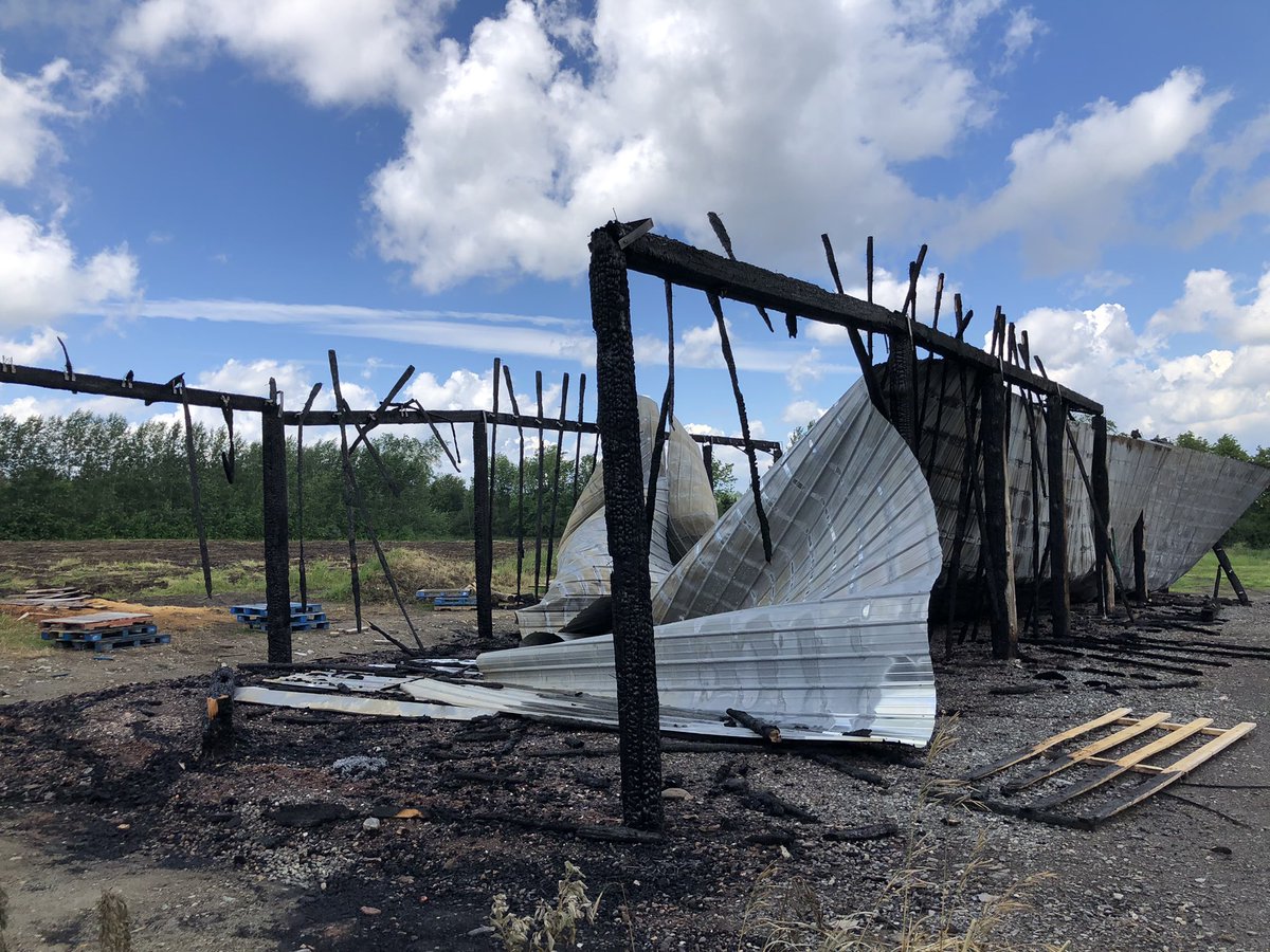 MarionBrub's tweet photo. Un hangar du Potager d’Émylou dans le Canton-de-Hatley a été la proie des flammes le week-end dernier, l’incendie pourrait être criminel selon la SQ #RCES https://t.co/qU0XWusTLN