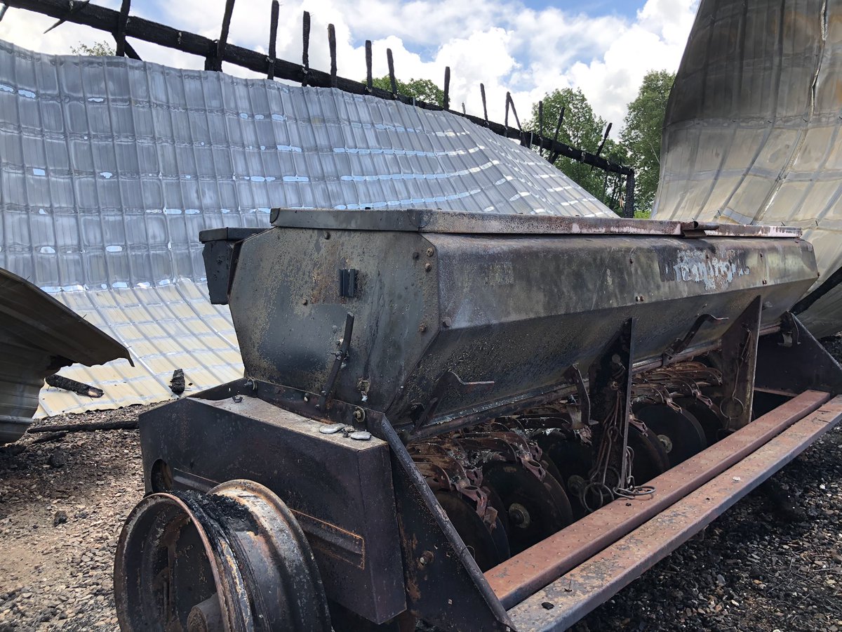 MarionBrub's tweet photo. Un hangar du Potager d’Émylou dans le Canton-de-Hatley a été la proie des flammes le week-end dernier, l’incendie pourrait être criminel selon la SQ #RCES https://t.co/qU0XWusTLN