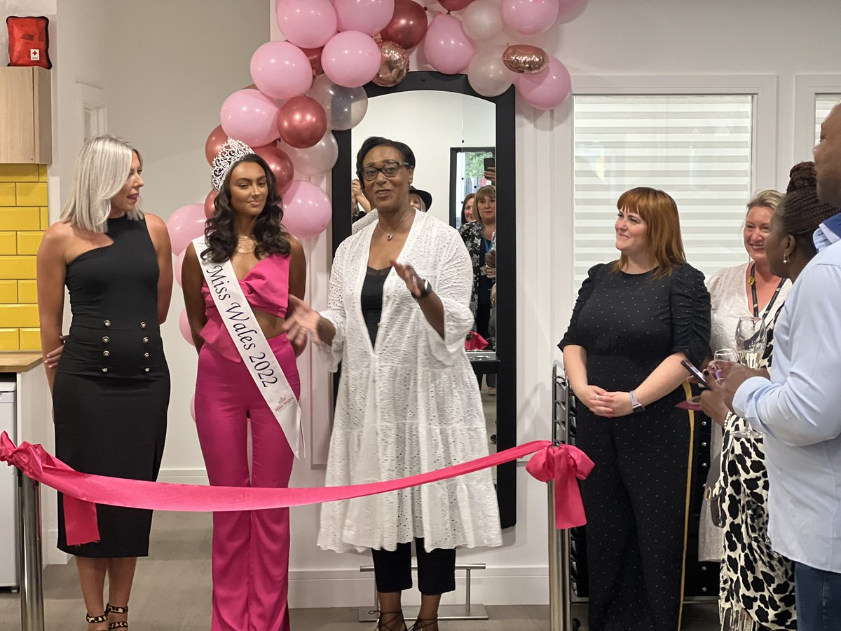 MediaMakeupPage's tweet photo. Thank you Joy for inviting me to the Academy Launch Event &amp; trusting me to do a Demo for @ITVWales! Joy the heart of Afro Hair Academy Wales has inspired both the @coleggwent HND Specialist Makeup learners and I with her passion/commitment to bridging the diversity gap in Wales🏴󠁧󠁢󠁷󠁬󠁳󠁿 https://t.co/3MBMvRDsUX