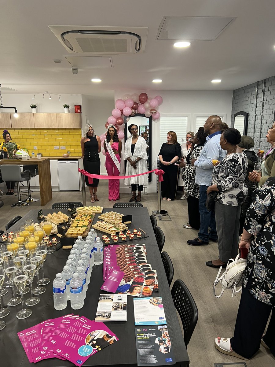 MediaMakeupPage's tweet photo. Thank you Joy for inviting me to the Academy Launch Event &amp; trusting me to do a Demo for @ITVWales! Joy the heart of Afro Hair Academy Wales has inspired both the @coleggwent HND Specialist Makeup learners and I with her passion/commitment to bridging the diversity gap in Wales🏴󠁧󠁢󠁷󠁬󠁳󠁿 https://t.co/3MBMvRDsUX