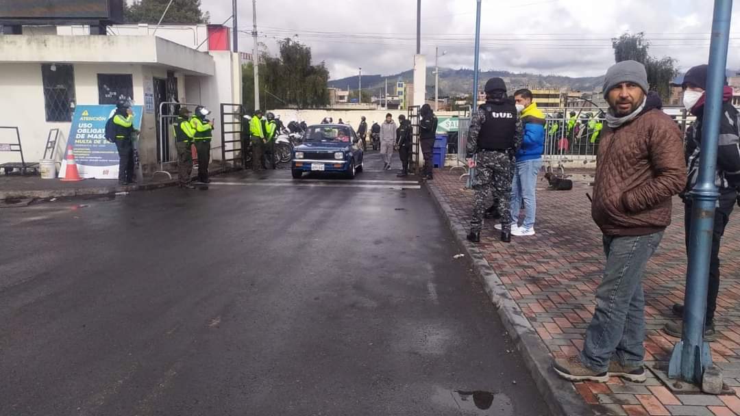 NapoCadena's tweet photo. Nuestros mercados se encuentran atendiendo con normalidad gracias a que han sido abastecidos durante el fin de semana, producto del trabajo del @MuniRiobamba, Gobernacion de #Chimborazo, la #PolicíaNacional, la #IntendenciaGeneral de Policia y la EP #EMMPA .
#RIOBAMBASOLIDARIO https://t.co/vkzyU7J3ld