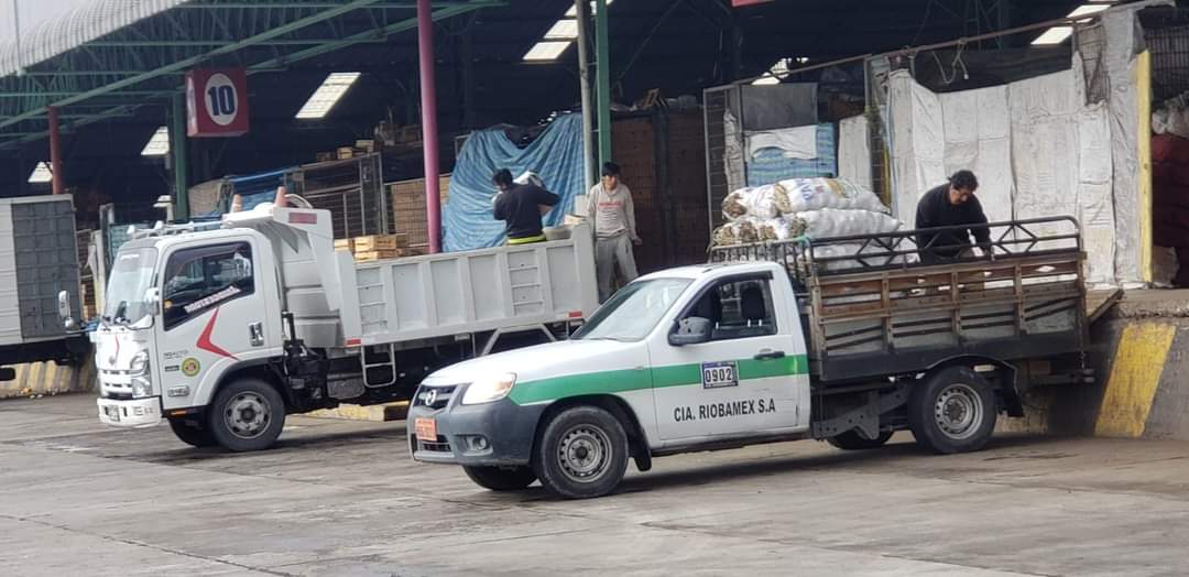 NapoCadena's tweet photo. Nuestros mercados se encuentran atendiendo con normalidad gracias a que han sido abastecidos durante el fin de semana, producto del trabajo del @MuniRiobamba, Gobernacion de #Chimborazo, la #PolicíaNacional, la #IntendenciaGeneral de Policia y la EP #EMMPA .
#RIOBAMBASOLIDARIO https://t.co/vkzyU7J3ld