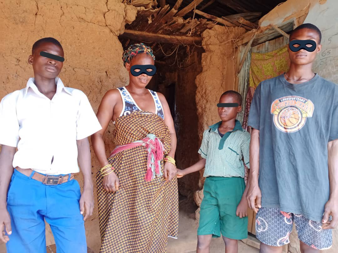 ghfngo's tweet photo. A Thread!

A visit to Qudius: Qudius is a 13-year old boy in J.S.S 1 at Iworoko Community High School. He’s among the children we’re sponsoring to school with his brother(Wahab Pry 4,11-year old).

They’re both living with their brother, a roadside mechanic trying to survive 1/3 https://t.co/rMub3j0LbN
