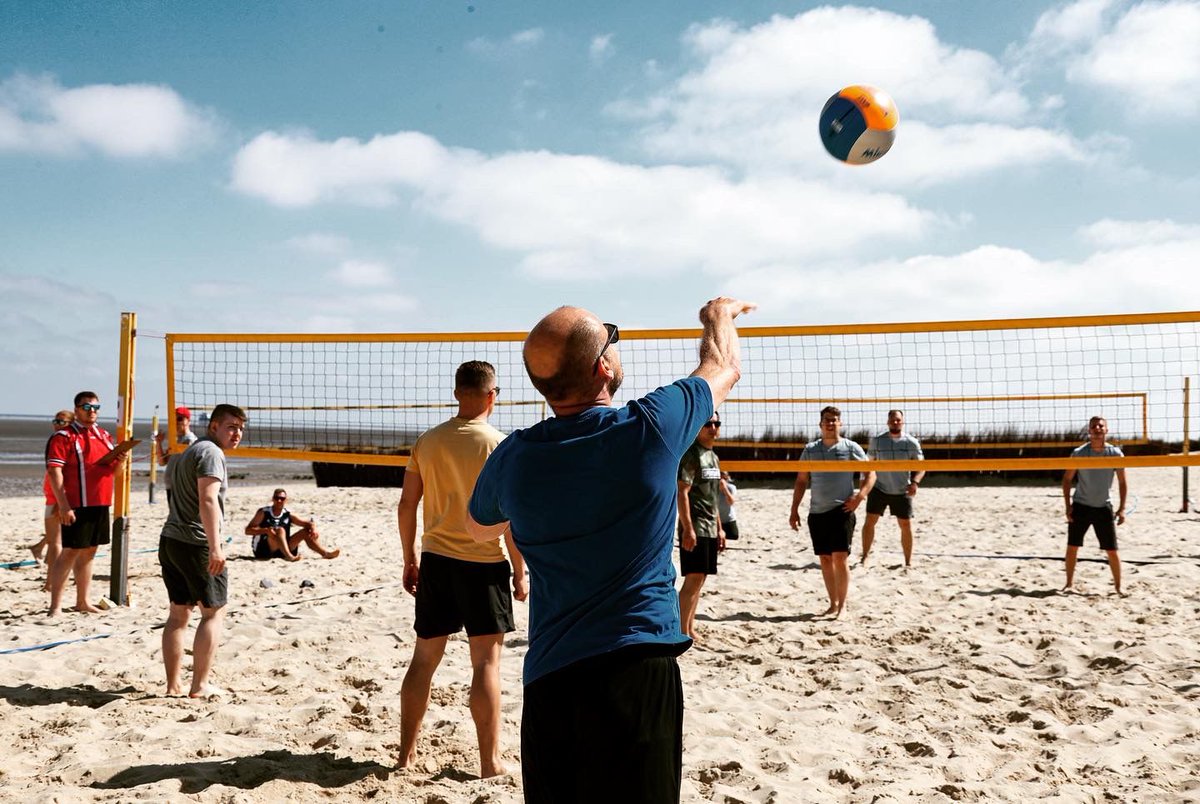 CdrDeuNavalAir's tweet photo. Sportlich ging es am 22.06. beim jährlichen Volleyballturnier der #marineflieger zu. Elf Teams, Anfänger wie Profis, spielten bei bestem Wetter am Strand. Unter den Augen des Kommodore #MFG5 siegten die 'Sandluchse'.👍🥇
Die Anlage wird nun von @StadtCuxhaven weiter genutzt. https://t.co/XRMhT5Orfn