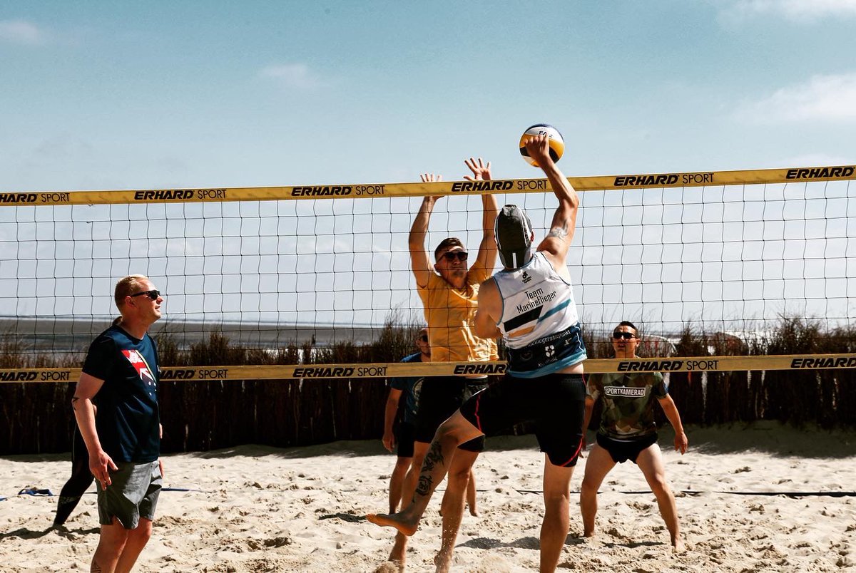 Sportlich ging es am 22.06. beim jährlichen Volleyballturnier der #marineflieger zu. Elf Teams, Anfänger wie Profis, spielten bei bestem Wetter am Strand. Unter den Augen des Kommodore #MFG5 siegten die 'Sandluchse'.👍🥇
Die Anlage wird nun von @StadtCuxhaven weiter genutzt.